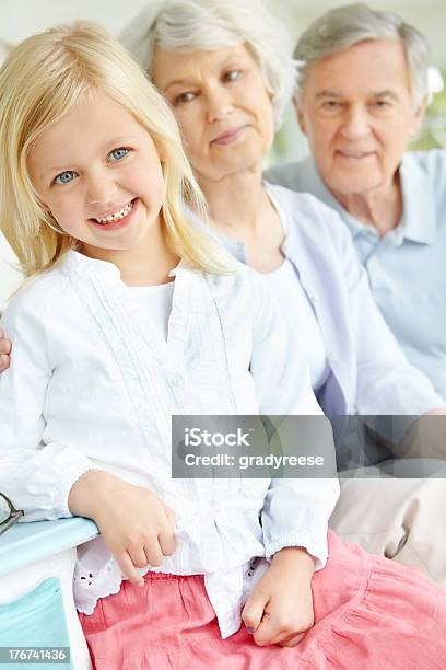 Foto de Passar A Tarde Com Os Avós e mais fotos de stock de Família de várias gerações - Família de várias gerações, Sofá, 4-5 Anos