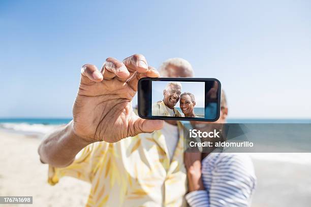 Starsza Para Biorąc Zdjęcie - zdjęcia stockowe i więcej obrazów Aparat fotograficzny - Aparat fotograficzny, Dojrzała para, Afroamerykanin