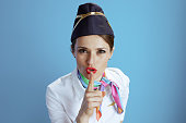 stilvolle-stewardess-frau-auf-blau-zeigt-shh-geste.jpg?b=1&s=170x170&k=20&c=WRyHudiF_682ftqrkF8o_-ne2rHKv9XZzsM2VKUr_6U=