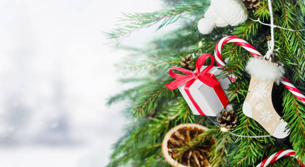 fondo de árbol de navidad decorado - gift orange green package fotografías e imágenes de stock