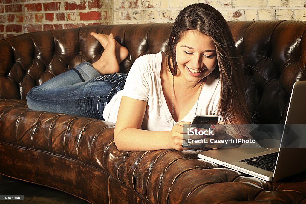 Девушки сети на диван-кровать - Стоковые фото 18-19 лет роялти-фри