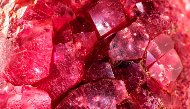結晶構造を持つルビーテクスチャのマクロ写真 - lazurite ストックフォトと画像