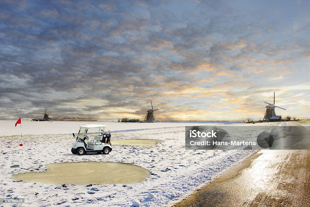 Surrealistic widok na pole golfowe w stanowią śniegową wersję obuwia na zimę - Zbiór zdjęć royalty-free (Zima)