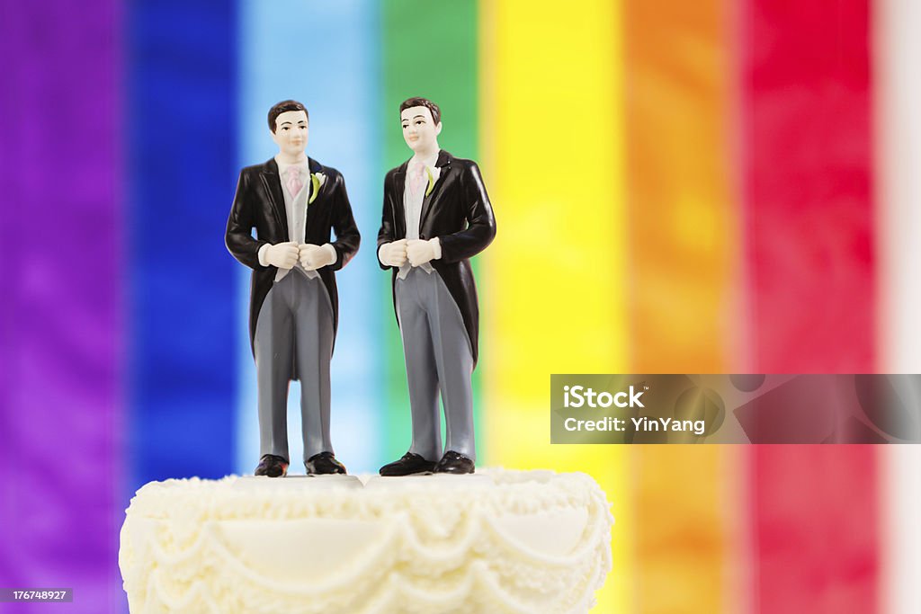Же секс брак Свадебный торт с Радужный флаг - Стоковые фото Однополый брак роялти-фри