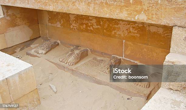 Foto de Antiga Pés Esculturas e mais fotos de stock de Arcaico - Arcaico, Areia, Arqueologia