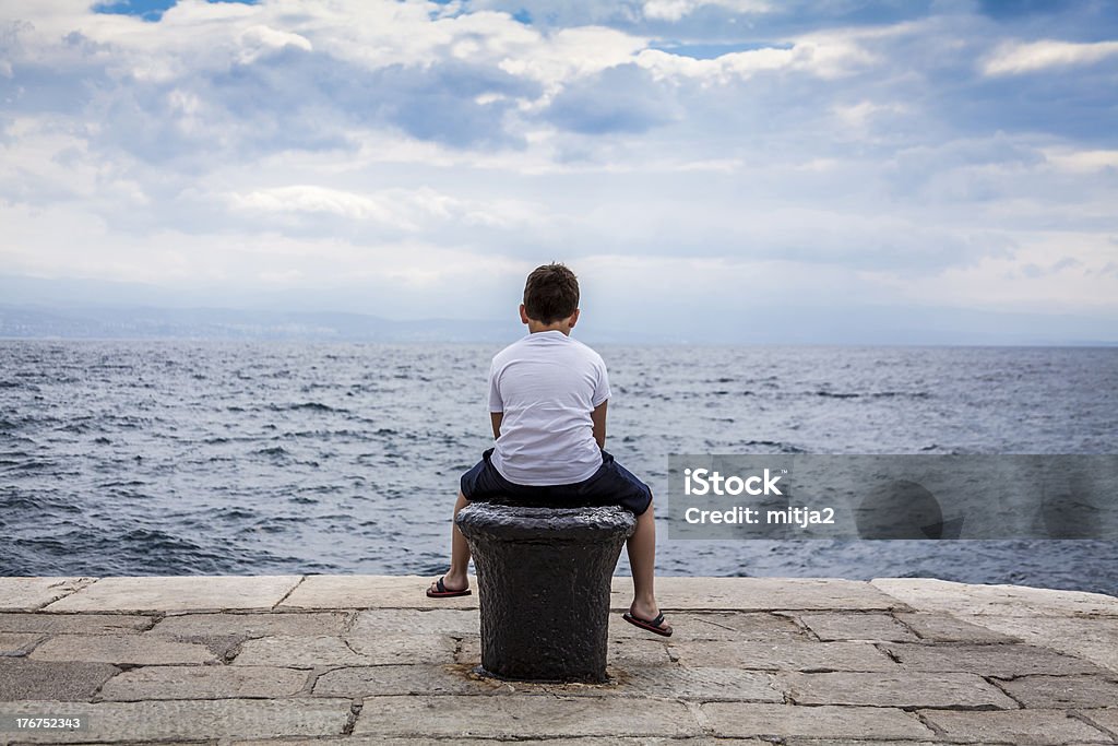 Garçon et la mer - Photo de Borne libre de droits