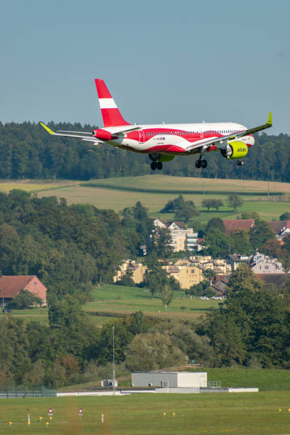 스위스 취리히의 yl-abn air baltic bombardier cs-300 제트기 - airplane piloting individuality runway 뉴스 사진 이미지