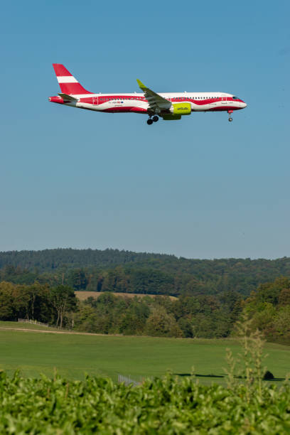 odrzutowiec yl-abn air baltic bombardier cs-300 w zurychu w szwajcarii - airplane piloting individuality runway zdjęcia i obrazy z banku zdjęć