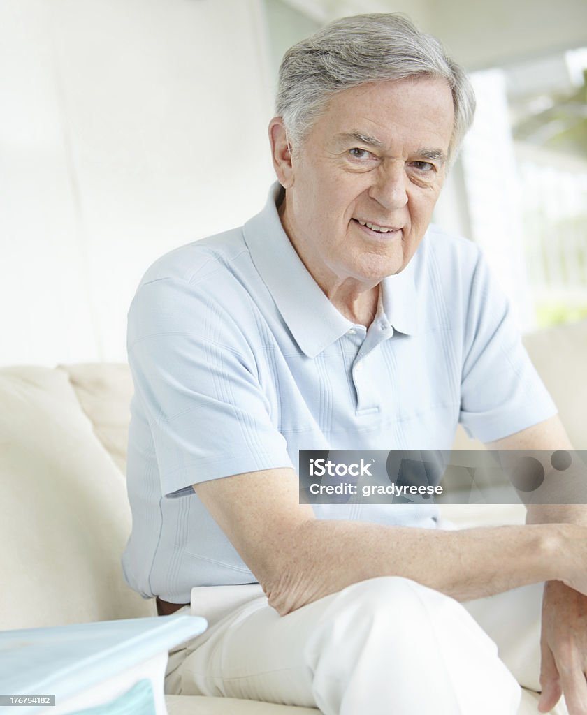 Il senior godendo anni - Foto stock royalty-free di 60-69 anni