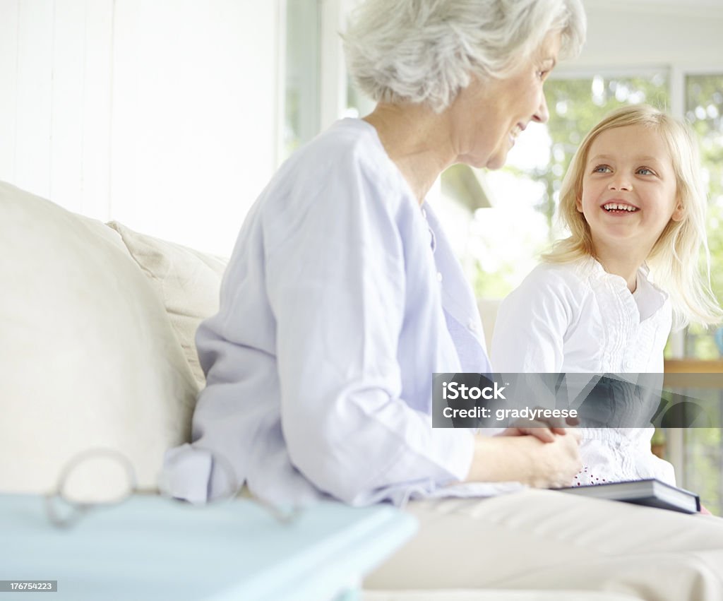 me encanta que cuando usted decirme historias granny - Foto de stock de 4-5 años libre de derechos