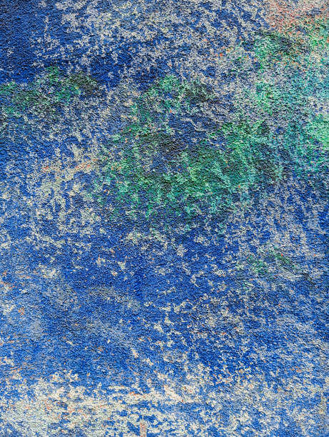 mur rayé par les intempéries. fond grunge de peinture abstraite. vieux mur en ciment brut avec de la peinture écaillée. mur de béton ancien et sale. peindre un mur de ciment vieilli. - paint rough peeling grunge photos et images de collection