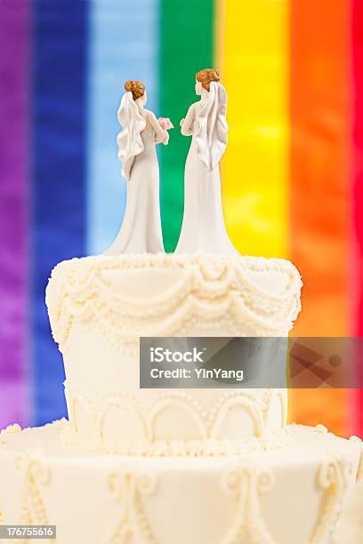 Foto de Mesmo Sexo Casamento Noivas Bolo De Casamento Com Bandeira Arcoíris e mais fotos de stock de Bolo de Casamento