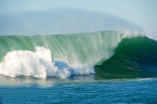 огромная surf разбивающихся в халф мун бэй-калифорния - half moon bay стоковые фото и изображения