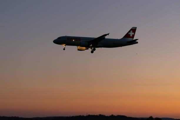 kuvapankkikuvat ja rojaltivapaat kuvat aiheesta hb-jlp sveitsiläinen airbus a320-214 -suihkukone zürichissä sveitsissä - airbus a320 214