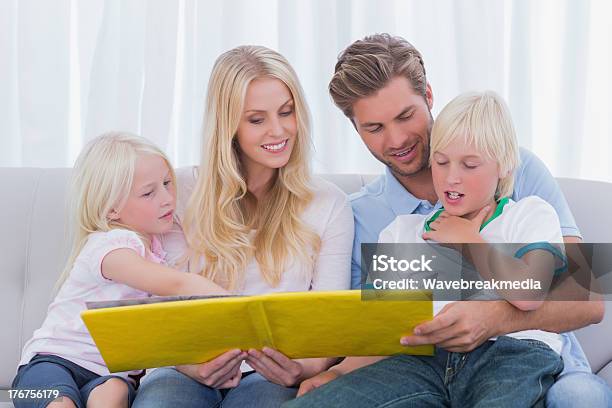 Feliz Família Ler Uma História - Fotografias de stock e mais imagens de Apartamento - Apartamento, Aprender, Cabelo Comprido