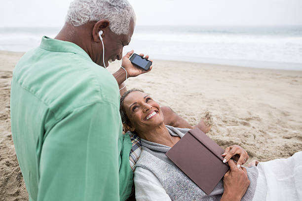 loving couple âgé se détendre sur la plage - only senior men audio photos et images de collection