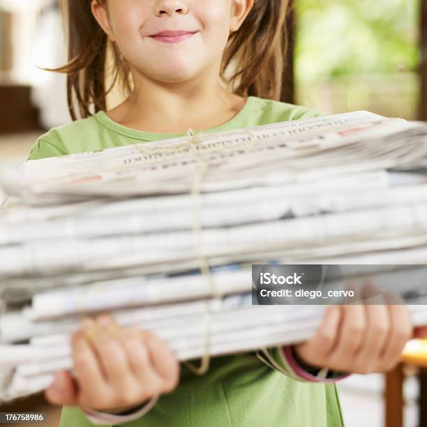 Mädchen Recycling Zeitungen Stockfoto und mehr Bilder von Zeitung - Zeitung, Kind, Tragen