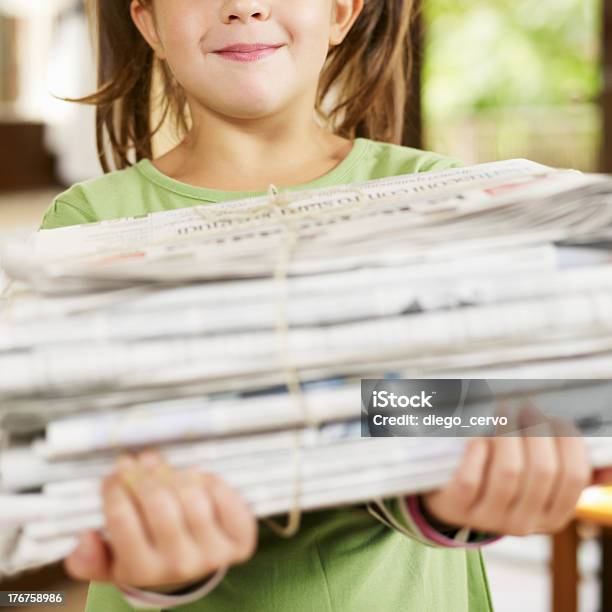 Girl Reciclado De Periódicos Foto de stock y más banco de imágenes de Periódico - Periódico, Llevar, Niño