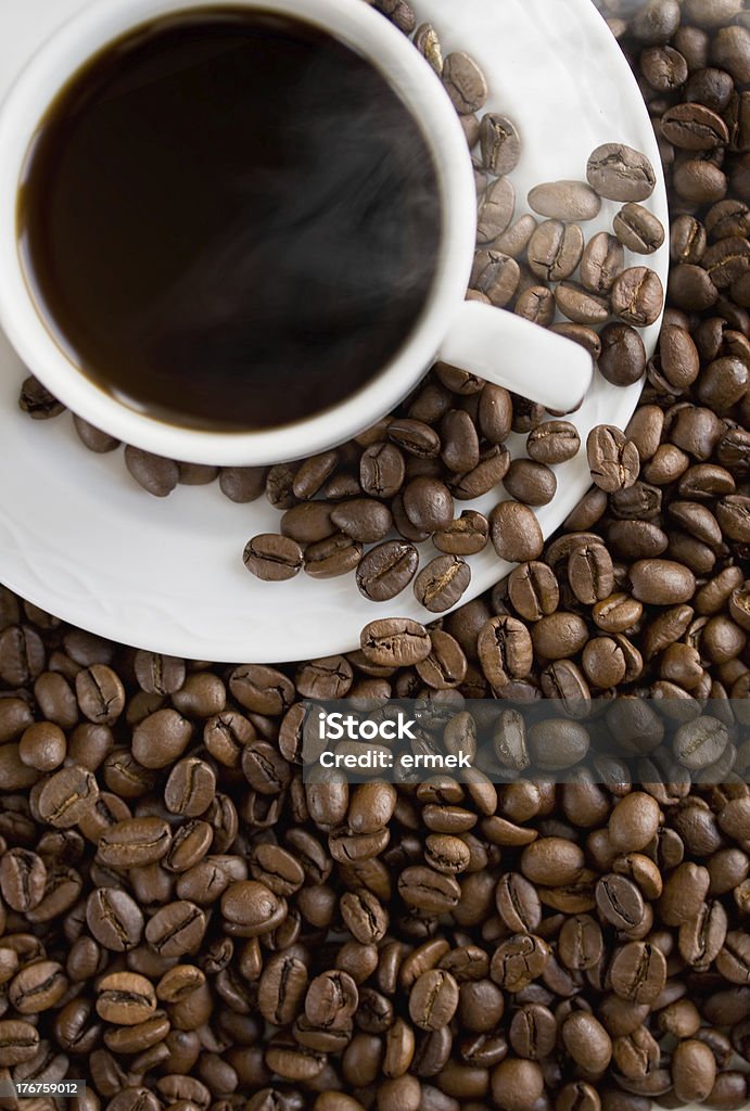 Tasse de café chaud sur les grains. - Photo de Afrique libre de droits