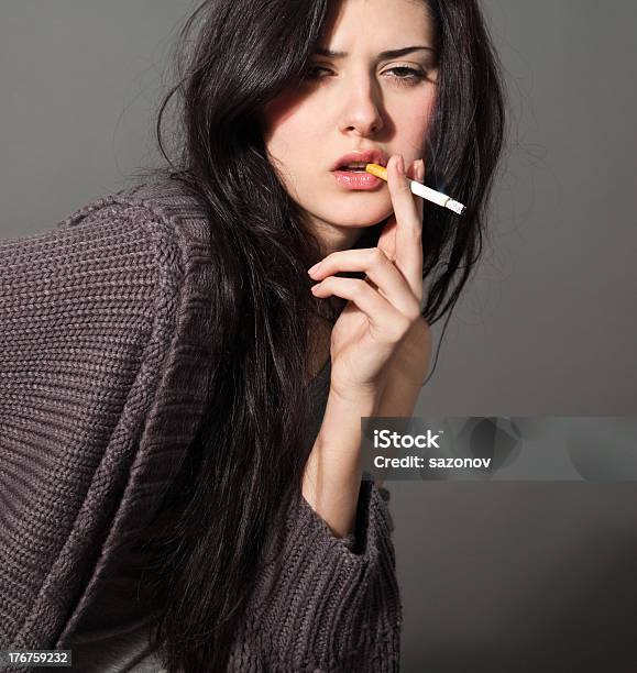 Frau Mit Einer Zigarette Stockfoto und mehr Bilder von Braune Augen - Braune Augen, Braunes Haar, Schönheit