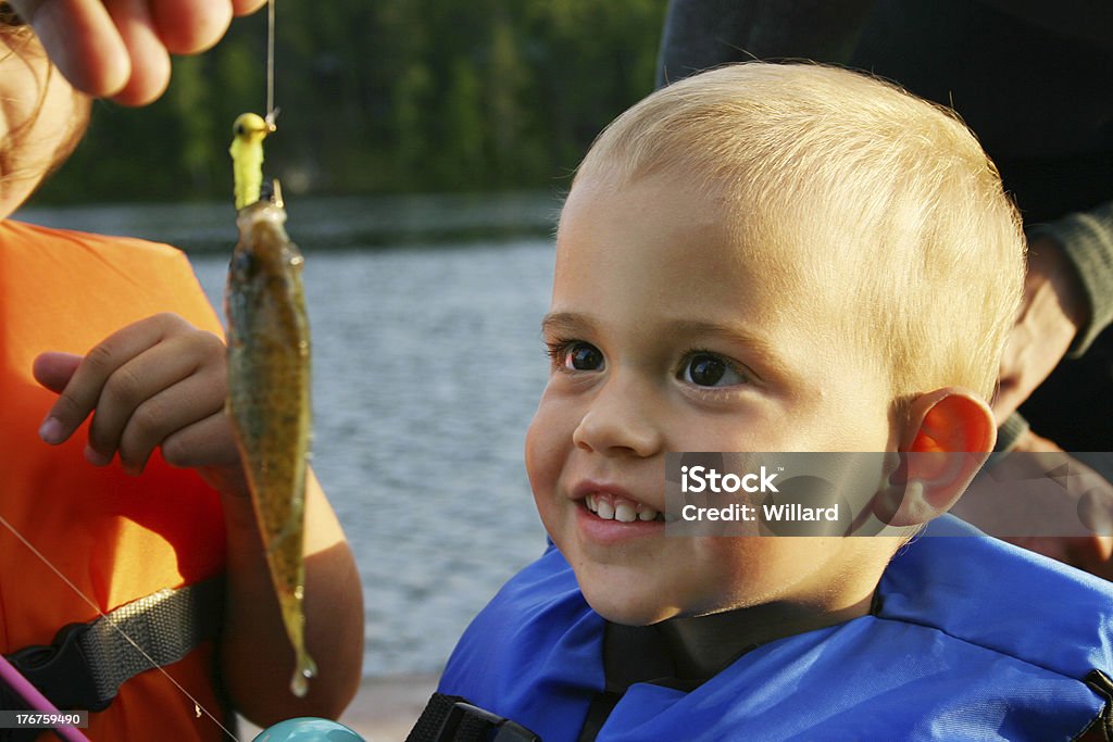 Zadowolona Młody chłopiec z sunfish - Zbiór zdjęć royalty-free (Blond włosy)