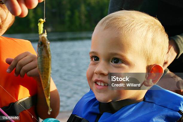 Zadowolona Młody Chłopiec Z Sunfish - zdjęcia stockowe i więcej obrazów Blond włosy - Blond włosy, Chłopcy, Dziecko
