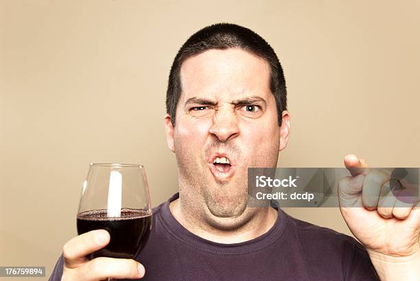 Wütend Betrunken Mann Streiten Stockfoto und mehr Bilder von Erwachsene Person - Erwachsene Person, Wein, Wut