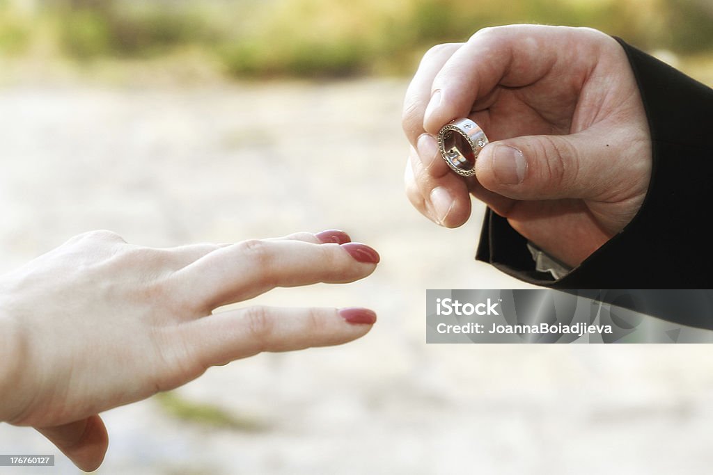 Boda pareja sosteniendo las manos con anillos - Foto de stock de Adulto libre de derechos