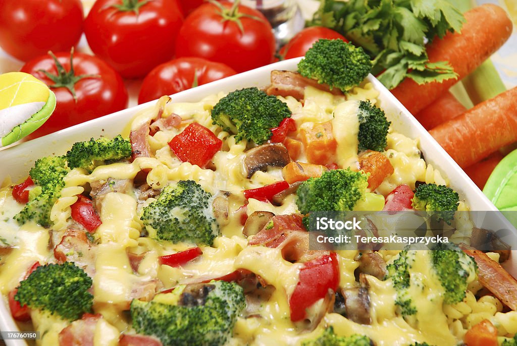 pasta con broccoli e funghi - Foto stock royalty-free di Basilico