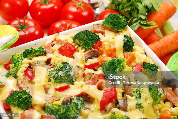 Pasta Con Broccoli E Funghi - Fotografie stock e altre immagini di Basilico - Basilico, Broccolo, Carota