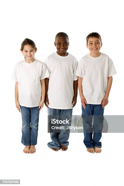 Diversidad Multiétnico Niños De Pie Juntos Sonriendo Foto de stock y más banco de imágenes de Niño