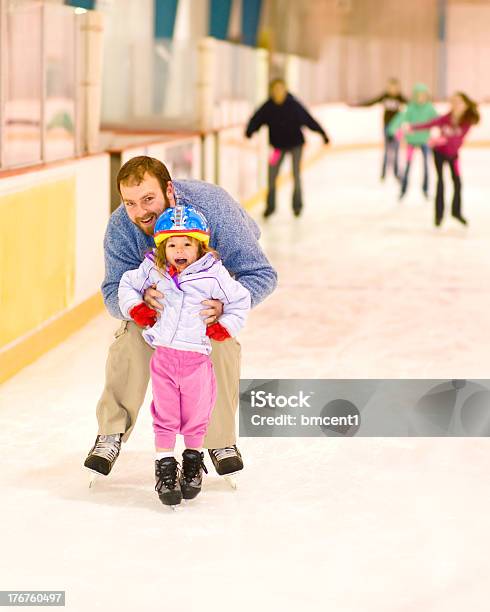 Padre E Figlia In Pista Di Pattinaggio Su Ghiaccio - Fotografie stock e altre immagini di Famiglia - Famiglia, Pattinaggio sul ghiaccio, Pista di pattinaggio su ghiaccio