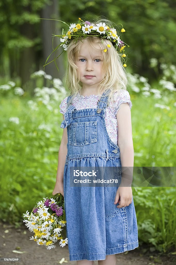 little niña - Foto de stock de Corona - Arreglo floral libre de derechos