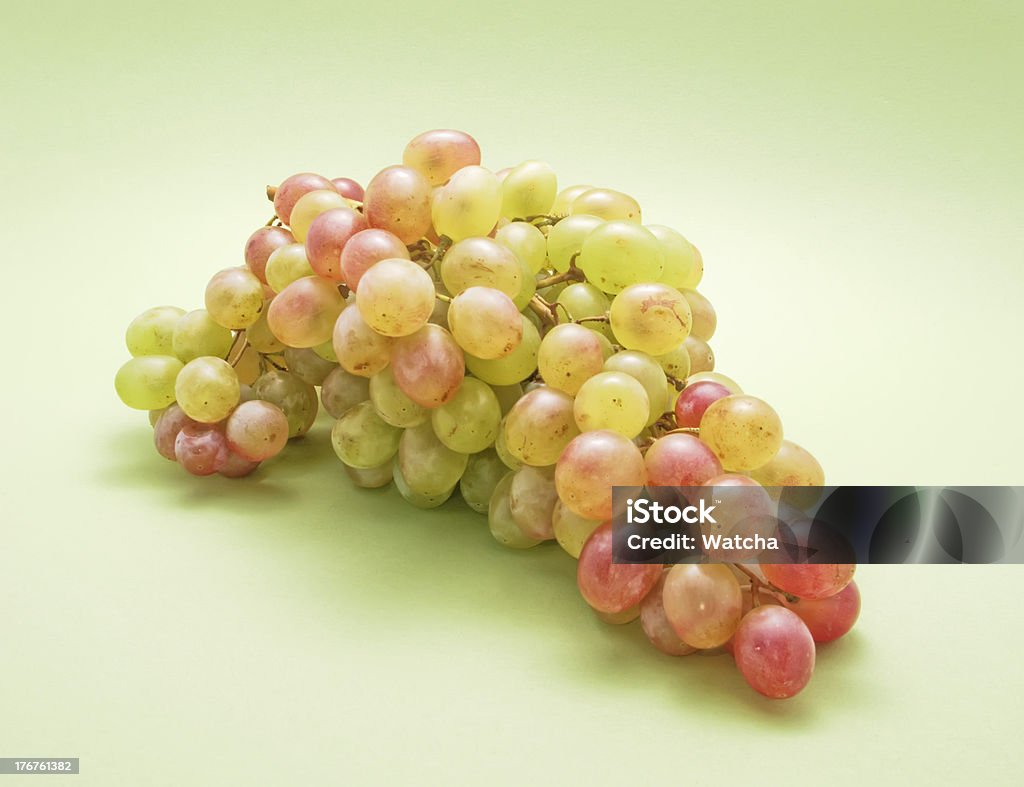 Cacho de uvas - Foto de stock de Fundo colorido royalty-free