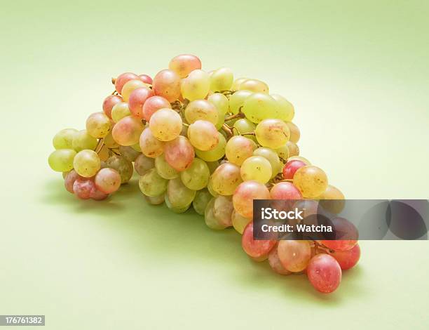 Foto de Cacho De Uvas e mais fotos de stock de Fundo colorido - Fundo colorido, Uva, Alimentação Saudável