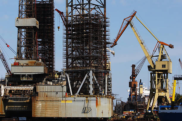 reparação de plataforma de petróleo - crane oil well derrick crane floating oil production platform imagens e fotografias de stock