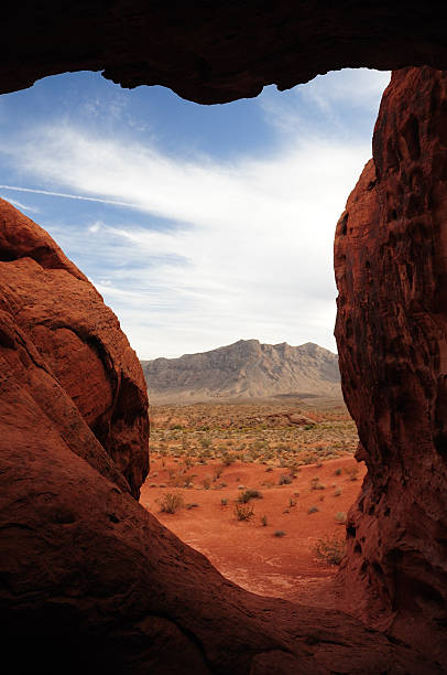 valley of fire w ramce - cave painting prehistoric art north american tribal culture nevada zdjęcia i obrazy z banku zdjęć