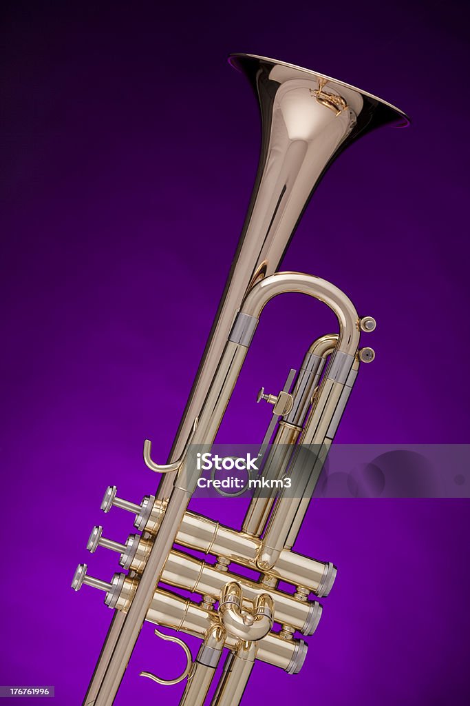 Trompete Gold isoliert auf Lila - Lizenzfrei Ausrüstung und Geräte Stock-Foto