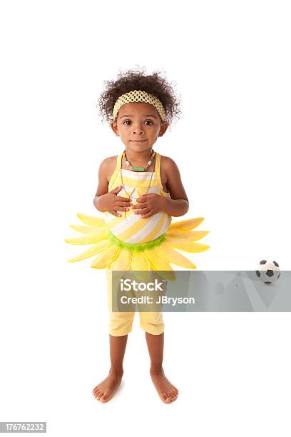 Afroamericano Criança Pequena Menina Com Flor Tutu E Bola De Futebol - Fotografias de stock e mais imagens de 18 a 23 Meses