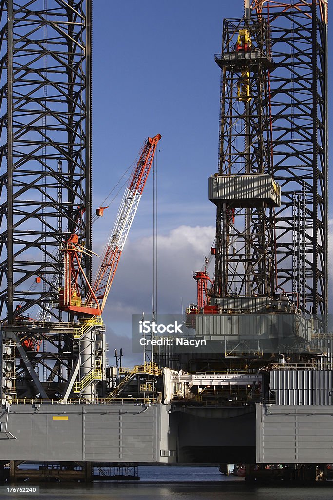 Grue sur la plate-forme d'huile - Photo de Alimentation électrique libre de droits