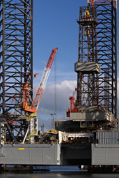 guindaste na plataforma de petróleo - crane oil well derrick crane floating oil production platform imagens e fotografias de stock