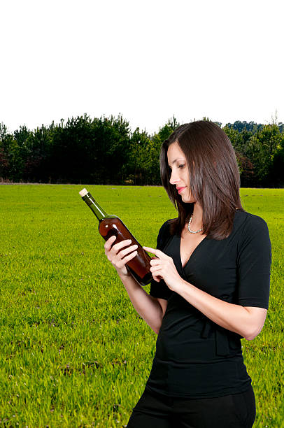 mulher com vinho - alcolholism imagens e fotografias de stock