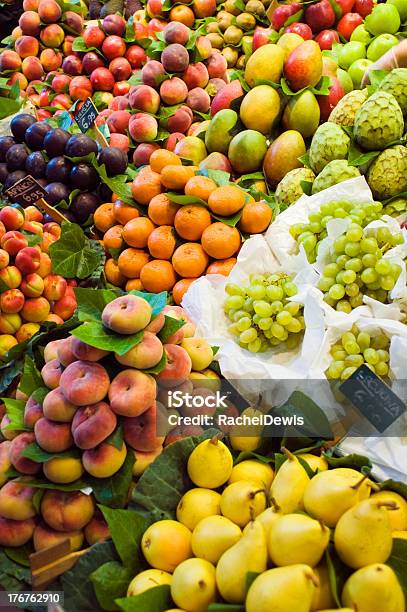 Puesto De Mercado De Frutas Foto de stock y más banco de imágenes de Aguacate - Aguacate, Aguacate de cáscara arrugada, Albaricoque