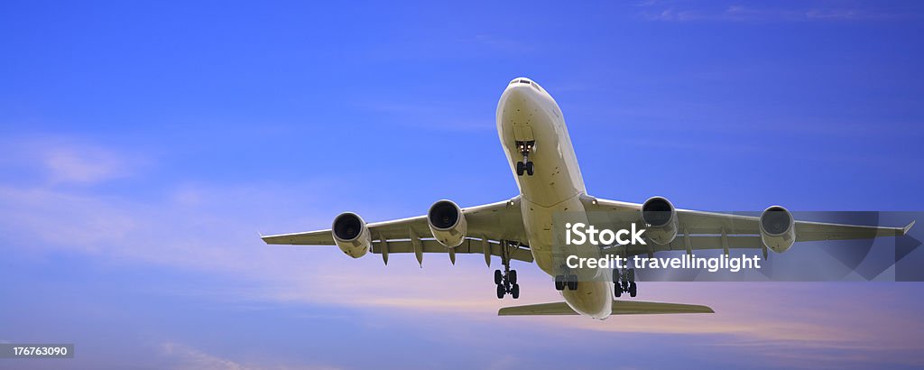 Jet Avião pousando do brilhante azul céu crepuscular panorâmica - Foto de stock de Aterrissar royalty-free