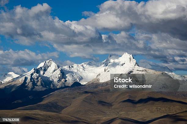 Foto de Nuvens E Montanhas e mais fotos de stock de Calota Glacial - Calota Glacial, Peru - América do Sul, Cloudscape