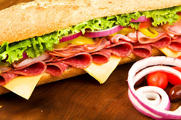 bocadillo submarino - sandwich submarine delicatessen salami fotografías e imágenes de stock