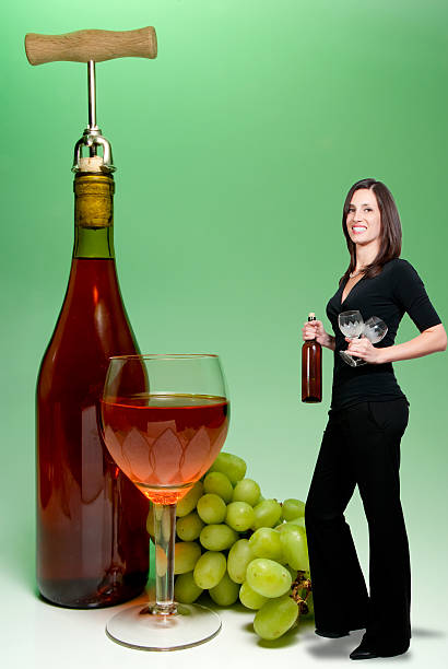 mulher com vinho - alcolholism imagens e fotografias de stock