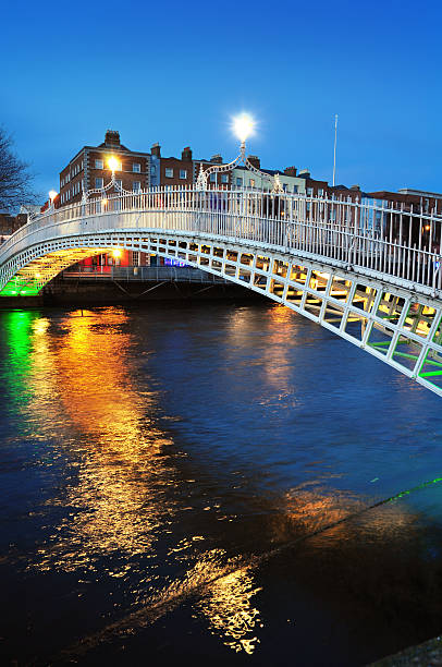 ha'penny bridge, à dublin - dublin ireland bridge hapenny penny photos et images de collection