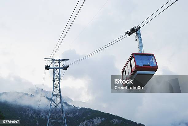 Funivia In Montagne - Fotografie stock e altre immagini di A mezz'aria - A mezz'aria, Abitacolo, Albero