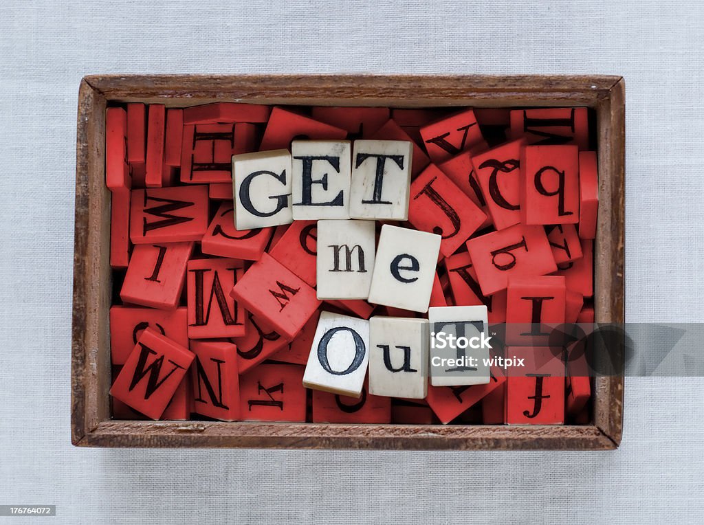 Random alphabet dans la boîte avec les mots «obtenir un prix "enlève. - Photo de Antiquités libre de droits